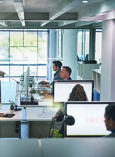 Bureau de travail informatique optimisé grâce à notre puissant réseau d'internet d'affaires.