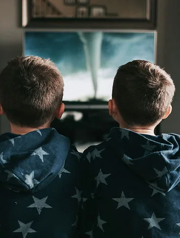 Deux enfants regardant la télévision