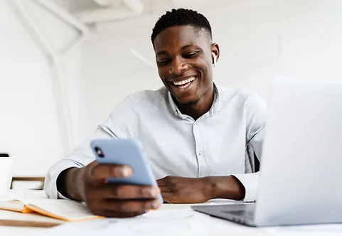 Homme d'affaire utilisant notre puissant réseau de téléphonie mobile pour une communication optimale.
