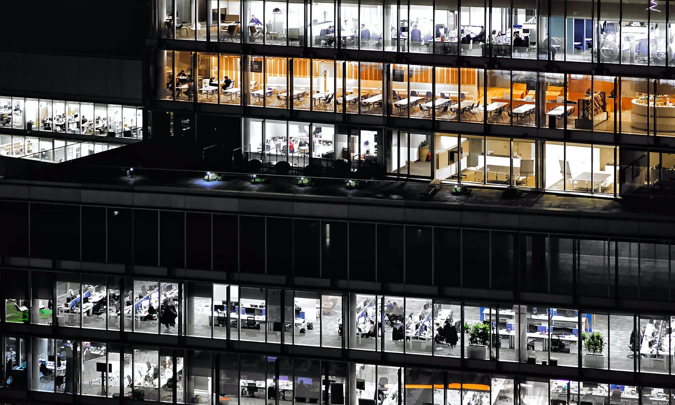 Surveillance nocturne d'immeuble de bureaux avec système d'alarme et caméras de sécurité.