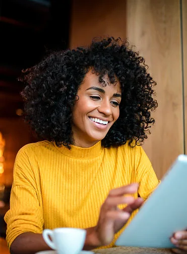 Femme d'affaires utilisant une tablette, connectée à nos solutions technologiques pour une productivité optimale.