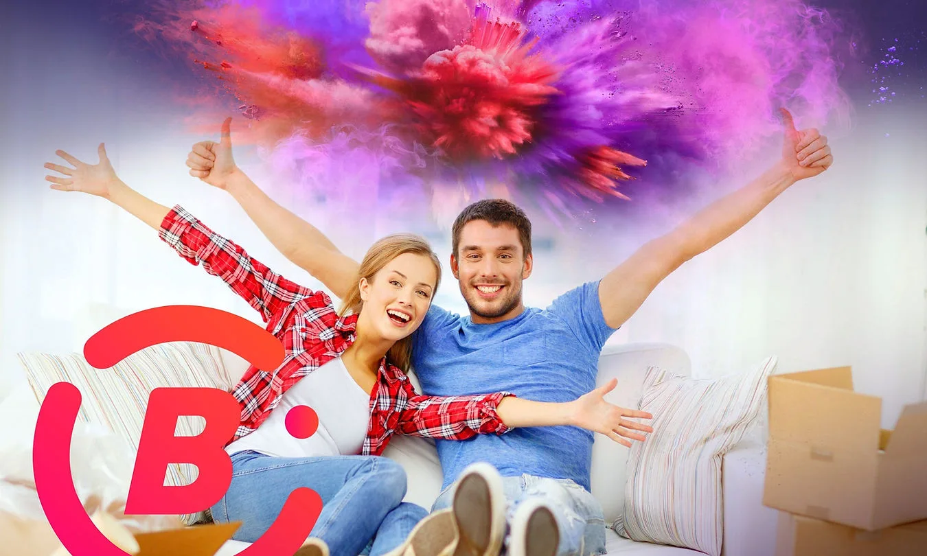 Couple en plein déménagement, profitant de nos services d'internet et téléphonie résidentielle pour une transition facile.