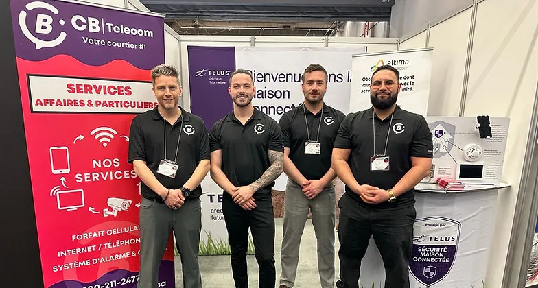 Quatre membres de l’équipe CB Telecom, engagés à fournir des solutions technologiques de qualité à nos clients.