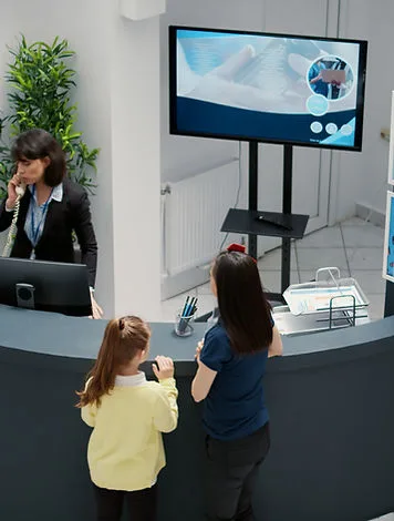 Réceptionniste utilisant notre service de téléphonie professionnelle pour une gestion efficace.