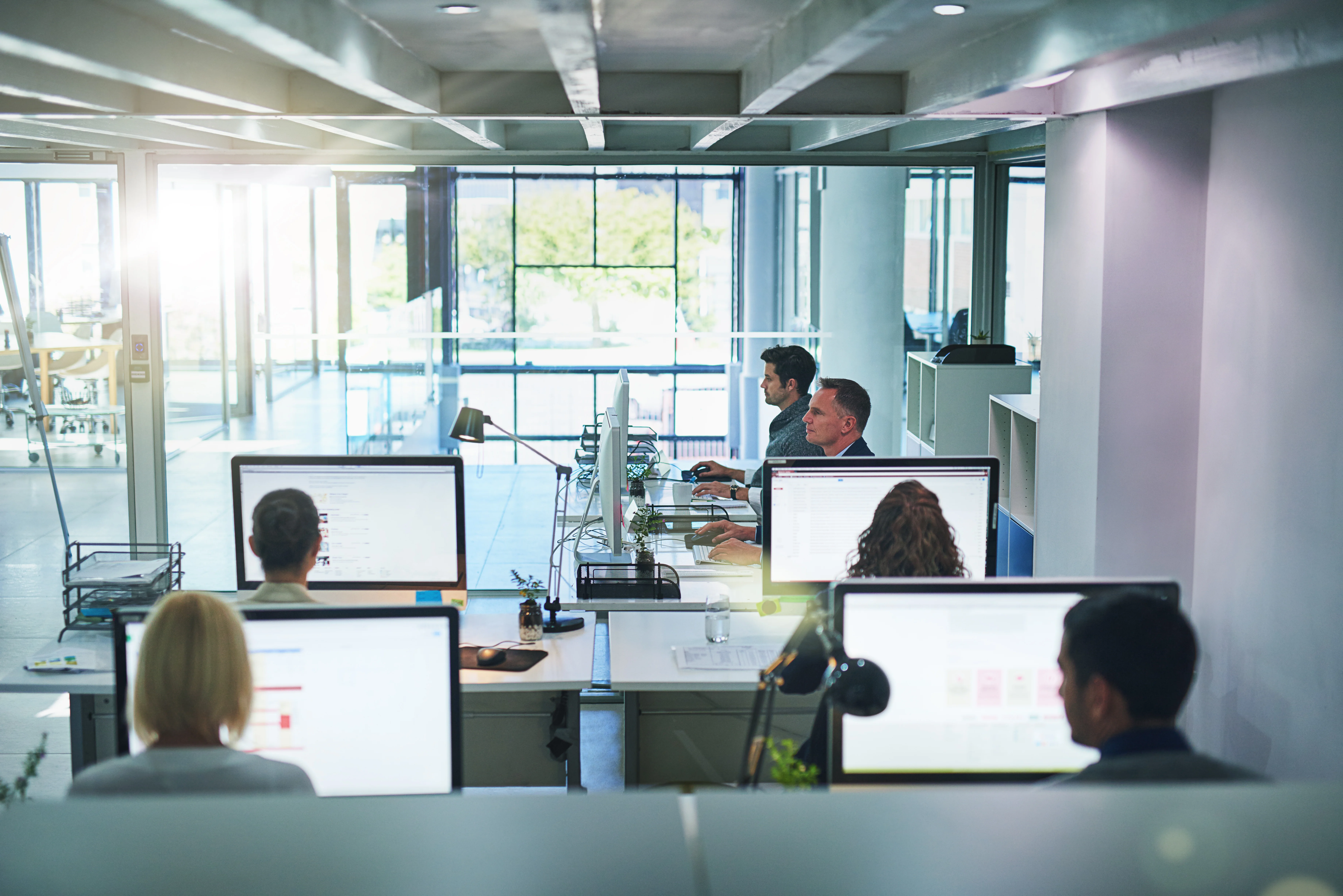 Bureau de travail informatique optimisé grâce à notre puissant réseau d'internet d'affaires.