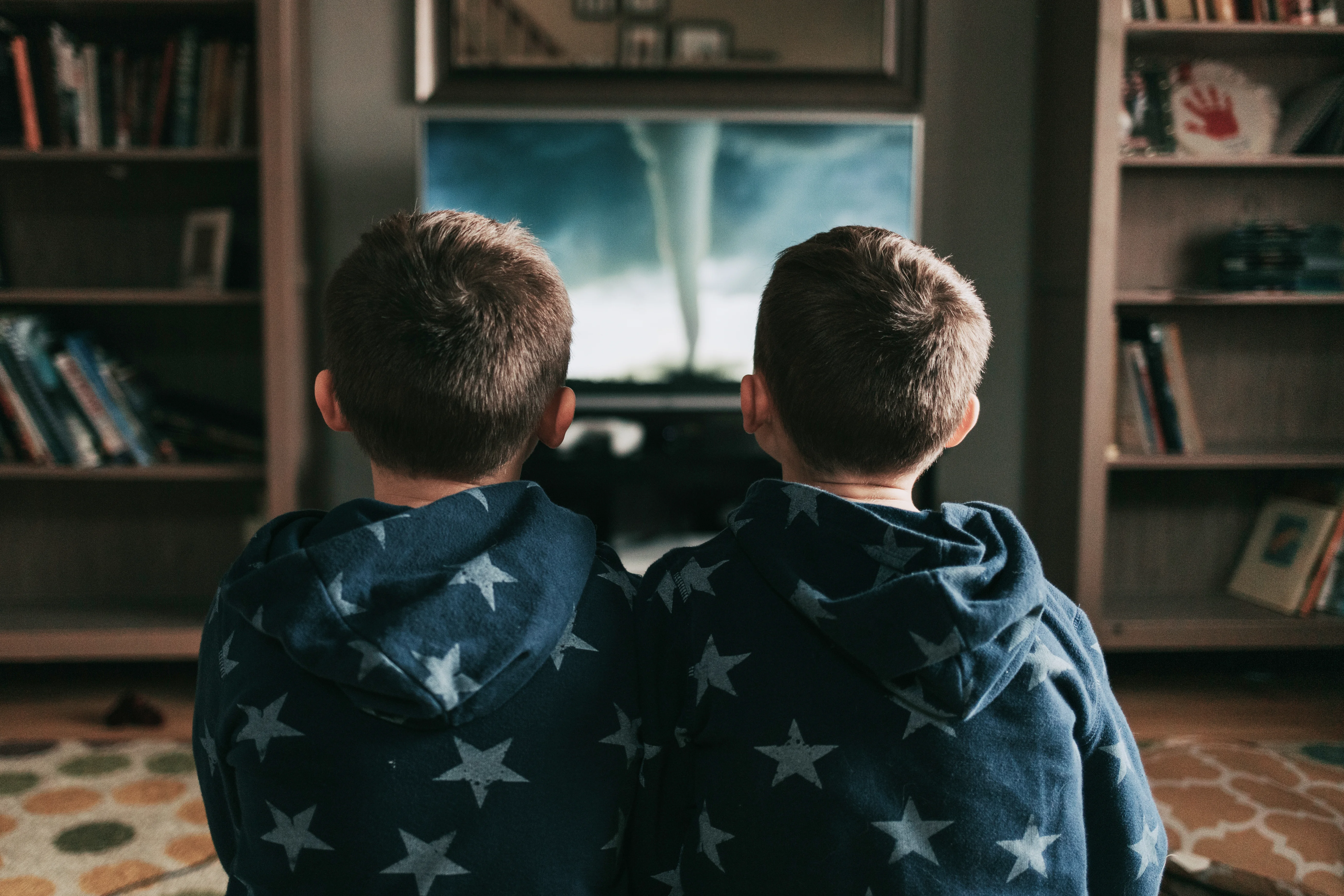 Deux enfants regardant la télévision