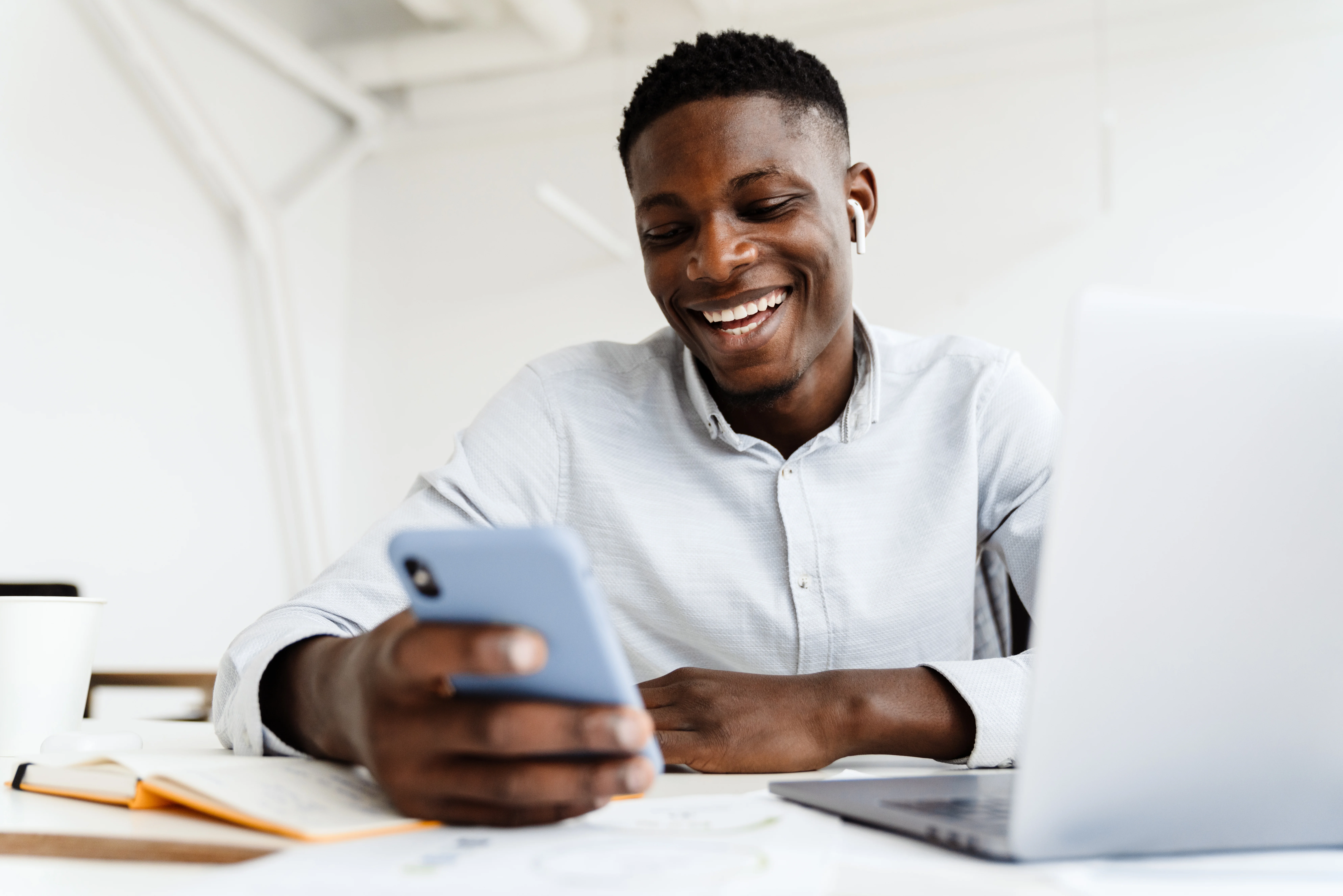 Homme d'affaire utilisant notre puissant réseau de téléphonie mobile pour une communication optimale.