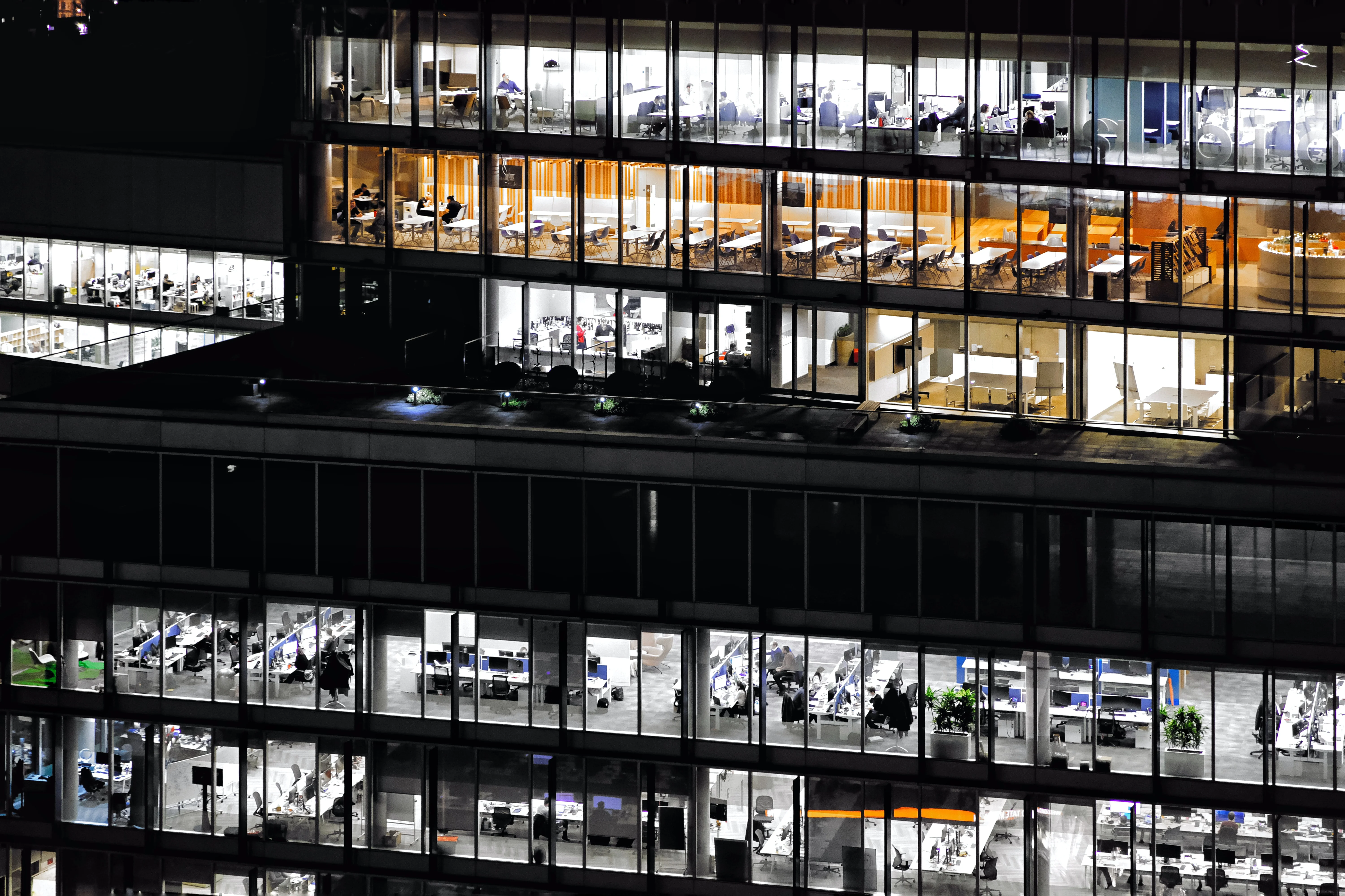Surveillance nocturne d'immeuble de bureaux avec système d'alarme et caméras de sécurité.