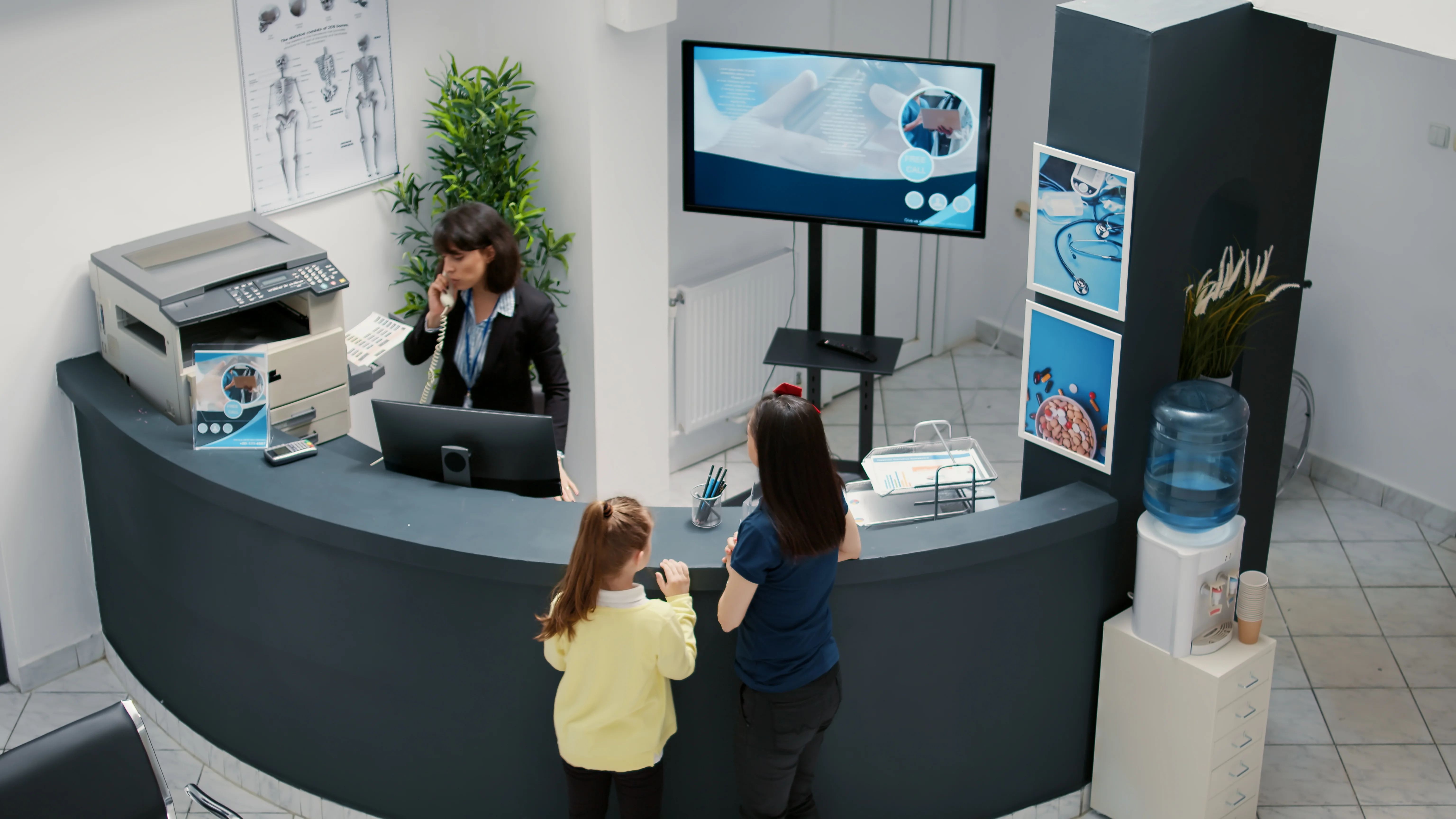 Réceptionniste utilisant notre service de téléphonie professionnelle pour une gestion efficace.